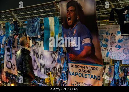 Napoli, stadio San Paolo, cimeli per ricordare Maradona nei giorni della morte Banque D'Images