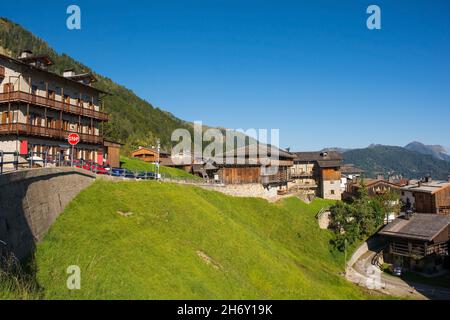 Bâtiments traditionnels en bois dans le village alpin de Sauris di Sopra, province d'Udine, Friuli-Venezia Giulia, nord-est de l'Italie Banque D'Images