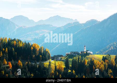 Dlijia Da Curt Église catholique de la commune de Mareo, province de Bolzano, Tyrol du Sud, Italie.Paysage automnal pittoresque des Dolomites italiens Banque D'Images