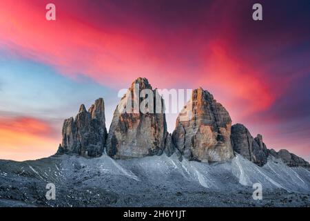 Vue incroyable sur les trois sommets de Lavaredo au coucher du soleil.Parc national Tre Cime di Lavaredo, montagnes des Alpes Dolomites, région du Trentin-Haut-Adige, Sudtirol, Dolomites, Italie Banque D'Images