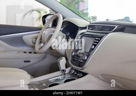 Russie, Izhevsk - 19 février 2021 : salle d'exposition Nissan. Intérieur d'une nouvelle voiture moderne de Murano. Célèbre marque mondiale. Transport moderne. Banque D'Images