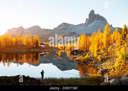 Vue pittoresque sur le lac Federa au lever du soleil.Paysage de montagnes d'automne avec Lago di Federa et des larches d'orange vif dans les Alpes Dolomites, Cortina d'Ampezzo, Tyrol du Sud, Dolomites, Italie Banque D'Images