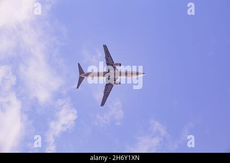 Thaïlande, Ching Mai, 16 août 2018, Airbus A320-214 déchaîne de l'aéroport de Chiang Mai avion dans le ciel bleu avec des nuages. Banque D'Images