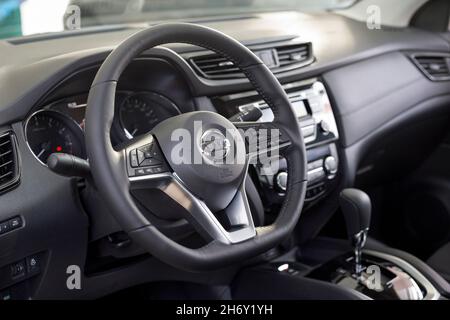 Russie, Izhevsk - 17 février 2021 : intérieur de la nouvelle voiture moderne Nissan Qashqai dans la salle d'exposition des concessionnaires.Célèbre marque mondiale.Transport moderne. Banque D'Images