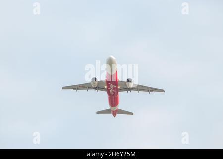 Thaïlande, Ching Mai, 16 août 2018, Airbus A320-216 déchaîne de l'aéroport de Chiang Mai avion dans le ciel bleu avec des nuages. Banque D'Images