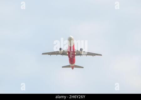 Thaïlande, Ching Mai, 16 août 2018, Airbus A320-216 déchaîne de l'aéroport de Chiang Mai avion dans le ciel bleu avec des nuages. Banque D'Images