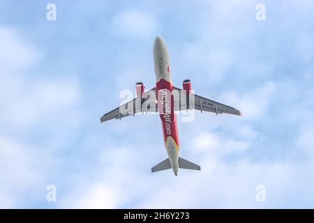 Thaïlande, Ching Mai, 16 août 2018, Airbus A320-214 déchaîne de l'aéroport de Chiang Mai avion dans le ciel bleu avec des nuages. Banque D'Images