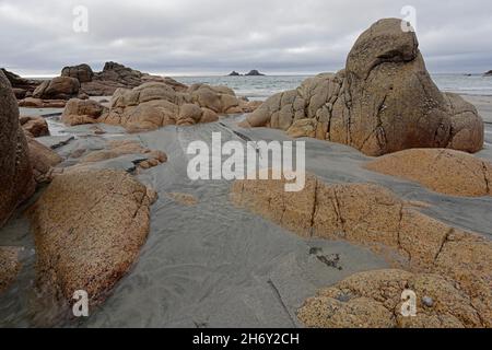 Vue sur la plage de Porth Nanven avec les Brisons en arrière-plan, dans le nord de Cornwall au Royaume-Uni Banque D'Images