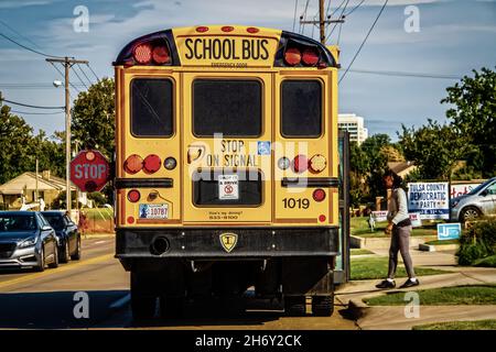 2018 10 15- Tulsa États-Unis - bus scolaire arrêté avec des voyants clignotants et un panneau d'arrêt prolongé ramasse l'étudiant noir près du siège social démocrate sur le T étroit Banque D'Images