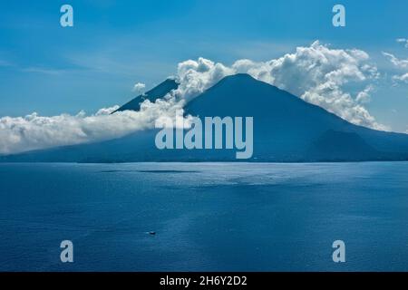 Vue sur les volcans Santiago Atitlan et Toliman depuis Santa Catarina Palopo, lac Atitlan, Guatemala Banque D'Images