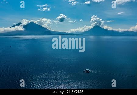 Vue sur le volcan depuis Santa Catarina Palopo, lac Atitlan, Guatemala Banque D'Images