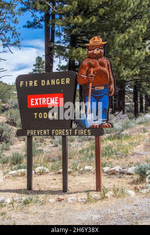 2021 05 26 Yosemite California USA - Smokey l'ours signe d'avertissement de commencer des feux de forêt et de donner des prévisions de danger d'incendie extrême Banque D'Images