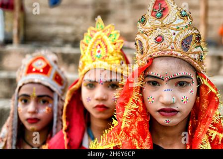 Varanasi, Inde.18 novembre 2021.Les petits enfants habillés comme différents caractères mythologiques hindous pour la collecte des offrandes des dévotés pendant le festival.Dev deepavali/Diwali est le plus grand festival de la lumière à Kartik Poornima (mi-automne) où les dévotés décorent la rive de la rivière avec des millions de lampes comme partie du festival.Crédit : SOPA Images Limited/Alamy Live News Banque D'Images