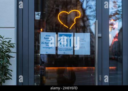 À Munich, en Allemagne., .Les incidences atteignent de nouveaux sommets et dans les restaurants et les bars la règle de 2g est obligatoire à l'intérieur et à l'extérieur depuis novembre 16.(Photo par Alexander Pohl/Sipa USA) crédit: SIPA USA/Alay Live News Banque D'Images