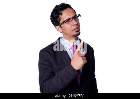 Homme d'affaires portant des lunettes et donnant une présentation.Jeune homme latin élégant, isolé sur fond blanc. Banque D'Images