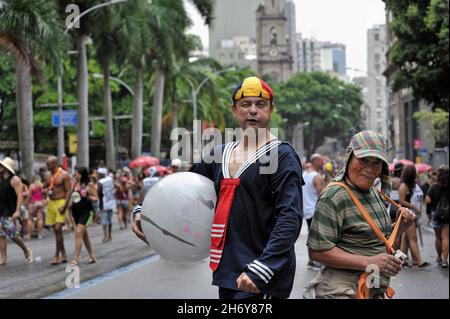 Brésil - 22 février 2020: Des fêtards déguisés comme El Chavo télévision sitcom personnages se produire lors d'une fête de rue Carnaval tenue à Rio de Janeiro Banque D'Images