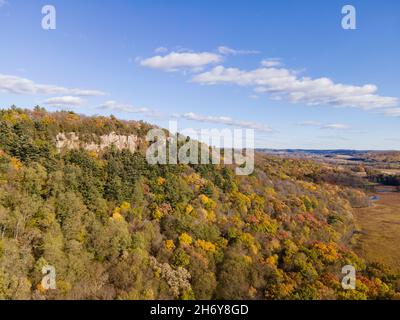 Photographie aérienne de la zone naturelle de l'État de Gibraltar Rock lors d'une belle matinée d'automne.Près de Lodi, Columbia County, Wisconsin, USA. Banque D'Images