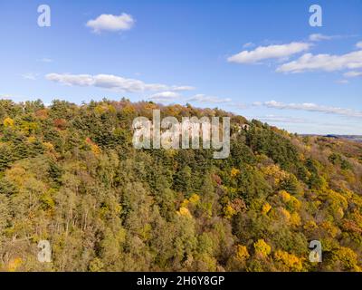 Photographie aérienne de la zone naturelle de l'État de Gibraltar Rock lors d'une belle matinée d'automne.Près de Lodi, Columbia County, Wisconsin, USA. Banque D'Images