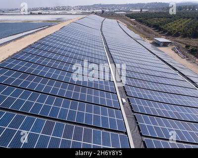 Panneaux solaires installés sur une rangée de réservoirs d'eau. Banque D'Images