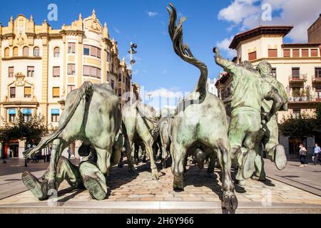 Statue de bronze à la course des taureaux sur la rue Estafeta dans la ville espagnole de Pampelune Navarra nord de l'Espagne Banque D'Images