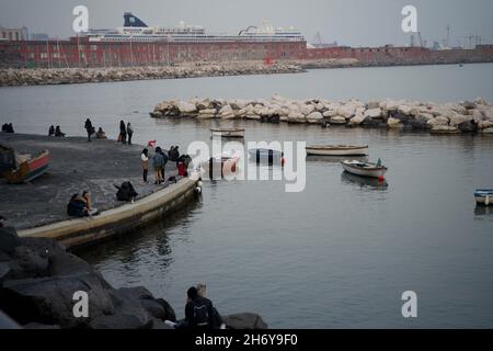 Napoli, rotonda di via Nazario Sauro, turisti e barche sul lungomare di Santa Lucia Banque D'Images