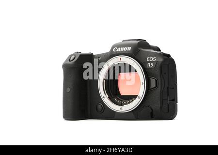 Appareil photo numérique Canon EOS R5 sans miroir avec 8 000 vidéos brutes sur fond blanc.L'un des appareils photo sans miroir les plus puissants du marché.03.04.2021, Banque D'Images