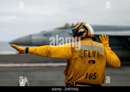 États-Unis.6 novembre 2021.Le compagnon de Boatswain de l'aviation (manutention) de 2e classe Estrella Santoya, de Saginaw, au Michigan, dirige un F/A-18e Super Hornet affecté, aux vigilantes de Strike Fighter Squadron (VFA) 151, sur le pont de vol du porte-avions USS Abraham Lincoln (CVN 72).Abraham Lincoln mène actuellement des opérations de routine dans la 3e flotte des États-Unis.Credit: U.S. Navy/ZUMA Press Wire Service/ZUMAPRESS.com/Alamy Live News Banque D'Images