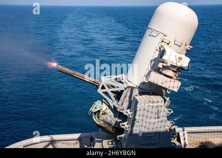 Golfe d'Oman.6 novembre 2021.Un système d'armes de fermeture Phalanx (CIWS) s'allume lors d'un exercice d'incendie à bord du navire d'assaut amphibie USS Essex (LHD 2), novembre 7.Essex et la 11e unité expéditionnaire maritime sont déployés dans la zone d'opérations de la 5e flotte des États-Unis afin d'assurer la stabilité et la sécurité maritimes dans la région centrale, reliant la Méditerranée et le Pacifique à travers l'ouest de l'océan Indien et trois points d'étranglement stratégiques.Credit: U.S. Navy/ZUMA Press Wire Service/ZUMAPRESS.com/Alamy Live News Banque D'Images