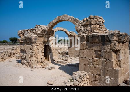 Château de Saranda Kolones, parc archéologique de Nea Paphos, Chypre. Arches dans les ruines antiques du 7th siècle. Banque D'Images