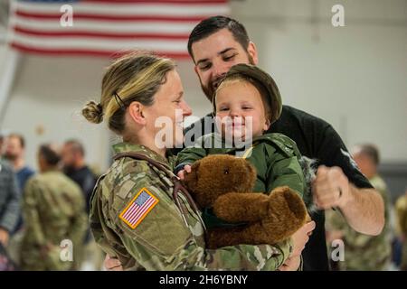 Boise, Idaho, États-Unis.5 novembre 2021.Plus de 250 soldats de la plus grande unité de la Garde nationale de l'Idaho, la 116e équipe de combat de la Brigade de Cavalry, sont partis pour un déploiement de 12 mois le 5 novembre 2021 en Asie du Sud-Ouest pour soutenir l'opération Spartan Shield.L'OSS est une mission conjointe sous le commandement central des États-Unis et fait partie de l'opération Enduring Freedom.Les soldats de la 116e unité CBCT du Montana, du Nevada et de l'Oregon, ainsi que de la Garde nationale de l'Armée de Floride, seront également sous la responsabilité du groupe de travail.Crédit : U.S. National Guard/ZUMA Press Wire Service/ZUMAPRESS.com/Alamy Live News Banque D'Images