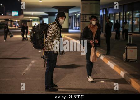 Bagdad, Irak.18 novembre 2021.Deux hommes sont vus à leur arrivée à l'aéroport international de Bagdad après avoir embarqué dans un vol de rapatriement envoyé par le gouvernement irakien pour récupérer des migrants qui ont été bloqués pendant des semaines à la frontière entre le Bélarus et la Pologne, l'État membre de l'UE.Plus tôt, les autorités ont déclaré qu'environ 430 personnes devaient prendre le vol.Au total, quelque 460 000 personnes se sont inscrites pour rentrer en Irak.Credit: Ameer Al Mohmedaw/dpa/Alamy Live News Banque D'Images