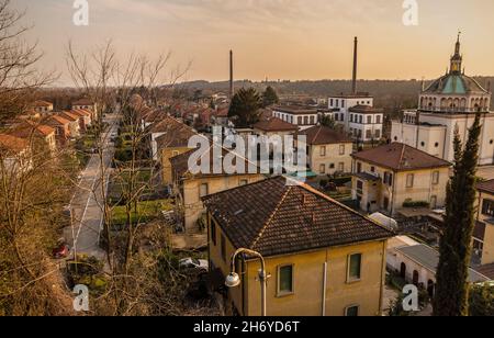 Rue principale et maisons de travailleurs en ligne du village industriel de Crespi d’adda, près de Milan, Italie Banque D'Images