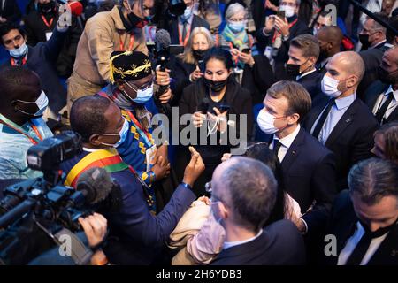 Le président français Emmanuel Macron prend des photos avec les maires lorsqu'il assiste à la clôture de la 103e session du Congrès des maires, à Paris, le 18 novembre 2021.Photo de Raphael Lafargue/ABACAPRESS.COM Banque D'Images