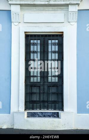Porte noire avec garniture blanche et bleue, Old San Juan, Porto Rico Banque D'Images