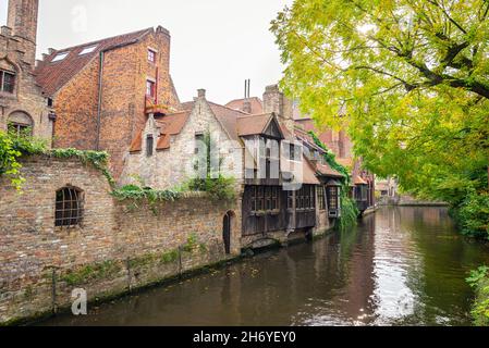 Vue panoramique sur les vieilles maisons le long d'un canal près du pont Bonafacius dans la ville historique de Bruges, Belgique Banque D'Images