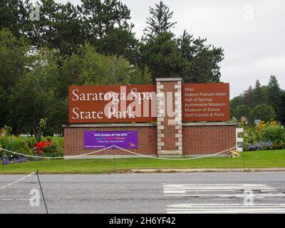 Marqueur d'entrée en brique pour le parc national de Saratoga Spa à l'entrée de l'avenue des Pins à Saratoga Springs, New York, États-Unis, 2021 © Katharine Banque D'Images