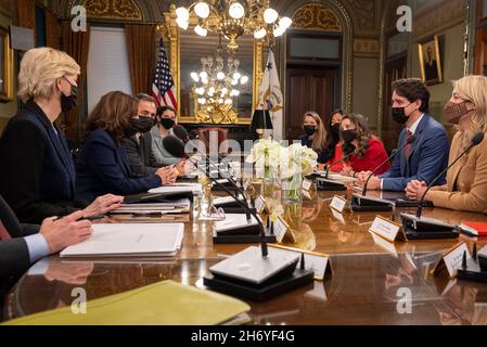 Washington, États-Unis.18 novembre 2021.LE vice-président DES ÉTATS-UNIS, Kamala Harris, deuxième à gauche, tient une réunion bilatérale avec le premier ministre du Canada, Justin Trudeau, deuxième à droite, dans l'Auditorium de la Cour du Sud de l'édifice Eisenhower du Bureau exécutif le 18 novembre 2021.Ken Cedeno/Consolidated News photo Credit: SIPA USA/Alay Live News Banque D'Images