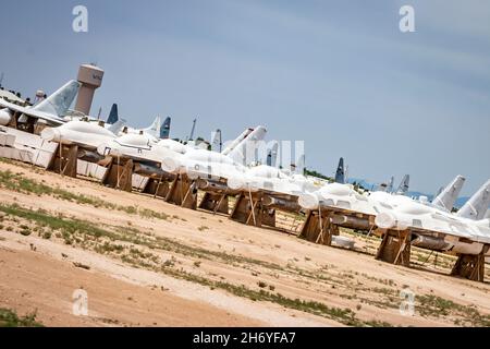 Rangée d'avions de chasse militaires désaffectés à Davis-Monthan Air Force Boneyard à Tucson Banque D'Images