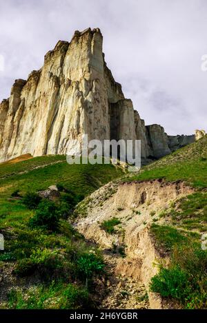 Photos de la péninsule d'automne de Crimée, roche blanche d'Ak-Kaya, quartier de Belogorsky, rivière Biyuk-Karasu, époque mousterienne,Les colonies de la sa Banque D'Images