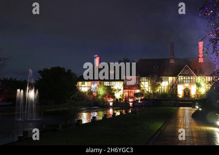 Woking, Royaume-Uni, 18 novembre 2021. Canal et laboratoire de Jellicoe. Soirée avant-première Glow 2021, RHS Garden Wisley, Woking, Surrey, Angleterre, grande-Bretagne, Royaume-Uni, Royaume-Uni, Europe. Illuminations festives annuelles dans le jardin phare de la Royal Horticultural Society. Ouvert au public le vendredi 19 novembre 2021 et se poursuit jusqu'au 4 janvier 2022. Crédit : Ian Bottle/Alamy Live News Banque D'Images