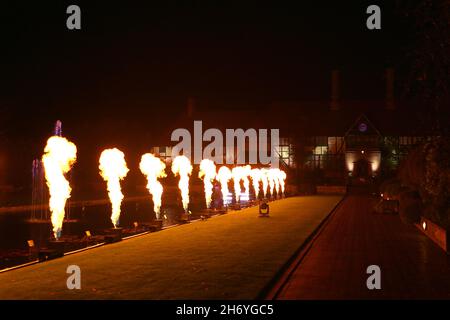 Woking, Royaume-Uni, 18 novembre 2021. Canal et laboratoire de Jellicoe. Soirée avant-première Glow 2021, RHS Garden Wisley, Woking, Surrey, Angleterre, grande-Bretagne, Royaume-Uni, Royaume-Uni, Europe. Illuminations festives annuelles dans le jardin phare de la Royal Horticultural Society. Ouvert au public le vendredi 19 novembre 2021 et se poursuit jusqu'au 4 janvier 2022. Crédit : Ian Bottle/Alamy Live News Banque D'Images