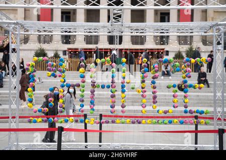 Londres Royaume-Uni 19 novembre 2021, National Lottery dévoile à Trafalgar Square une installation d'œuvres d'art "CHANGE", pour célébrer son 27e anniversaire. Créé à partir de 636 ballons de loterie pour représenter les 636,000 projets financés depuis 1994.Credit: Xiu Bao/Alamy Live News Banque D'Images