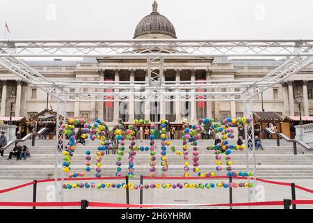 Londres Royaume-Uni 19 novembre 2021, National Lottery dévoile à Trafalgar Square une installation d'œuvres d'art "CHANGE", pour célébrer son 27e anniversaire. Créé à partir de 636 ballons de loterie pour représenter les 636,000 projets financés depuis 1994.Credit: Xiu Bao/Alamy Live News Banque D'Images