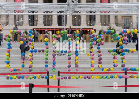 Londres Royaume-Uni 19 novembre 2021, National Lottery dévoile à Trafalgar Square une installation d'œuvres d'art "CHANGE", pour célébrer son 27e anniversaire. Créé à partir de 636 ballons de loterie pour représenter les 636,000 projets financés depuis 1994.Credit: Xiu Bao/Alamy Live News Banque D'Images