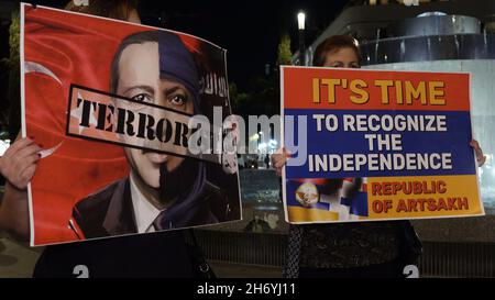 Un membre de la communauté arménienne en Israël détient un signe représentant l'image de Recep Tayyip Erdogan avec le mot « terroriste » lors d'une manifestation contre la position d'Israël sur le massacre d'Arméniens en 1915 par des Turcs ottomans sur la place Dizengoff le 18 novembre 2021, à tel-Aviv, Israël.Certains membres du Parlement israélien, appartenant aux partis des Shas et du Likoud,A présenté un projet de loi au Parlement proposant la reconnaissance officielle du génocide arménien et que le 24 avril de chaque année deviendra un jour de souvenir pour la mort de plus d'un million d'Arméniens aux mains du Tu ottoman Banque D'Images