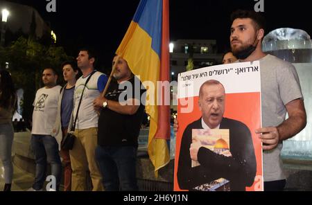 Un militant israélien tient un signe représentant l'image de Recep Tayyip Erdogan avec l'expression « Jérusalem est notre ville » lors d'une manifestation contre la position d'Israël sur le massacre d'Arméniens en 1915 par les Turcs ottomans sur la place Dizengoff le 18 novembre 2021, à tel Aviv, Israël.Certains membres du Parlement israélien, appartenant aux partis des Shas et du Likoud,A présenté un projet de loi au Parlement proposant la reconnaissance officielle du génocide arménien et que le 24 avril de chaque année deviendra un jour de souvenir pour la mort de plus d'un million d'Arméniens aux mains des Turcs ottomans Banque D'Images