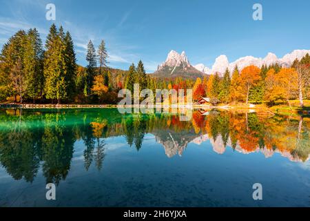 Vue pittoresque à l'automne sur le lac Welsperg dans les Alpes Dolomites.Vallée de Canali, Primiero San Martino di Castrozza, province de trente, Italie.Photographie de paysage Banque D'Images