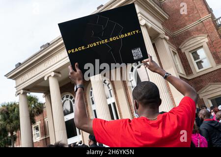 Brunswick, États-Unis.18 novembre 2021.Les manifestants brandisquent des panneaux appelant à la justice pour Ahmaud Arbery alors que 500 pasteurs noirs et partisans se sont rassemblés à l'extérieur du palais de justice du comté de Glynn le 18 novembre 2021 à Brunswick, en Géorgie.Le procès des défendeurs Greg McMichael, Travis McMichael, et un voisin, William 'Roddie' Bryan, s'est poursuivi à l'intérieur du palais de justice.Credit: Planetpix/Alamy Live News Banque D'Images