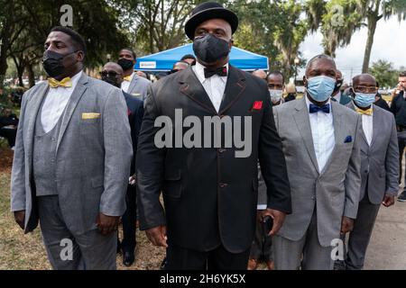 Brunswick, États-Unis.18 novembre 2021.Des membres de la Nation of Islam assistent au mur de prière pour soutenir les parents et la famille d'Ahmaud Arbery à l'extérieur du palais de justice du comté de Glynn le 18 novembre 2021 à Brunswick, en Géorgie.Le procès des défendeurs Greg McMichael, Travis McMichael, et un voisin, William 'Roddie' Bryan, s'est poursuivi à l'intérieur du palais de justice.Credit: Planetpix/Alamy Live News Banque D'Images