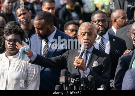 Brunswick, États-Unis.18 novembre 2021.Le révérend Al Sharpton, au centre, s'adresse à la foule aux côtés des parents d'Ahmaud Arbery; Wanda Cooper-Jones, à gauche, et Marcus Arbery, à droite,Plus de 500 pasteurs noirs et supporters se sont rassemblés devant le palais de justice du comté de Glynn le 18 novembre 2021 à Brunswick, en Géorgie.Le procès des défendeurs Greg McMichael, Travis McMichael, et un voisin, William 'Roddie' Bryan, s'est poursuivi à l'intérieur du palais de justice.Credit: Planetpix/Alamy Live News Banque D'Images